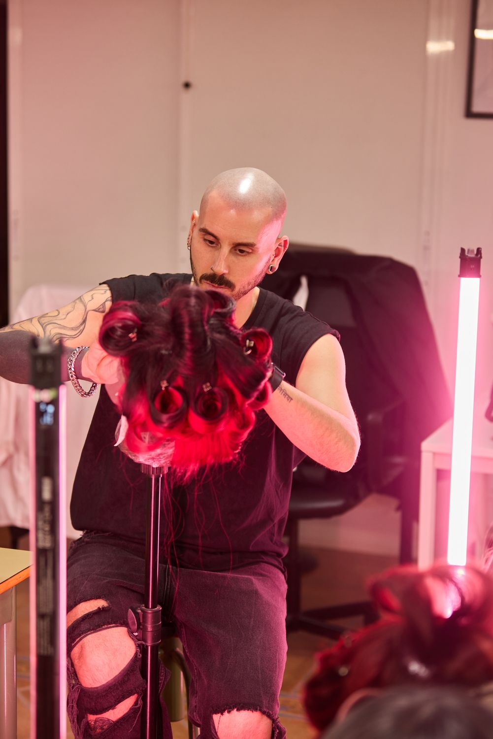 Adrián preparando una peluca
