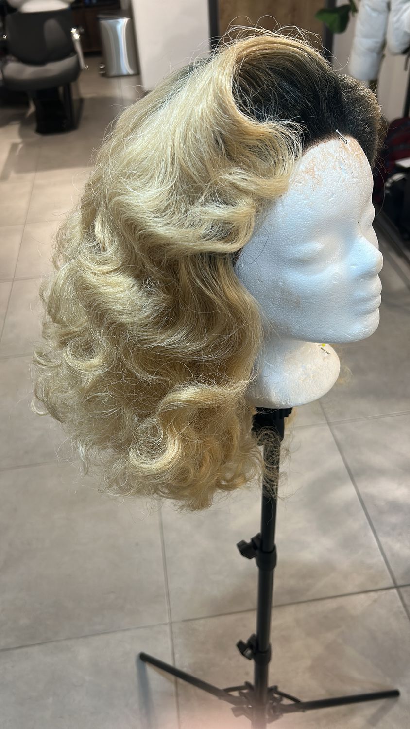 Peluca rubia con ondas al agua